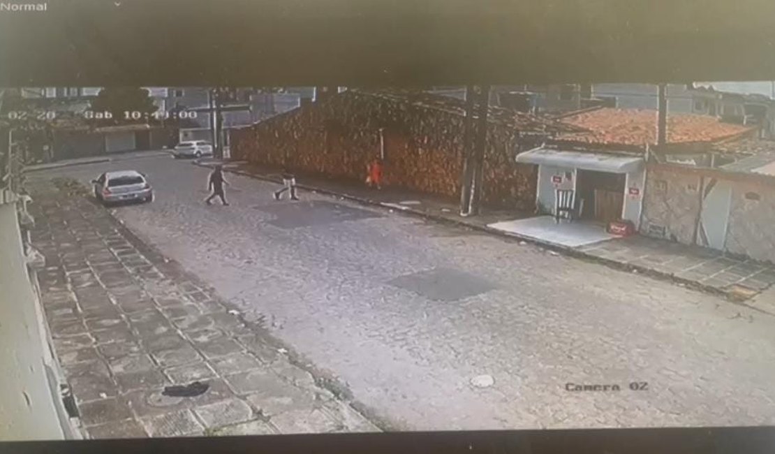 Homens utilizam carro  e cometem assaltos em bairro do Poço