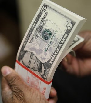 Dólar cai abaixo de R$ 5,25 após Copom e de olho em estímulos nos EUA