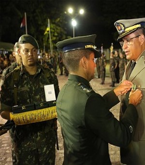 Comandante-Geral da PMAL é condecorado com a Medalha Exército Brasileiro