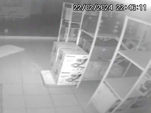 Homem invade loja no Centro pelo teto e fica preso