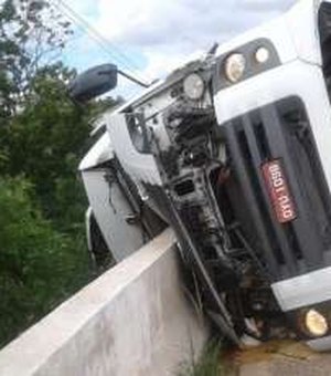 Motorista de carreta morre na BR-101 após o veículo tombar na pista