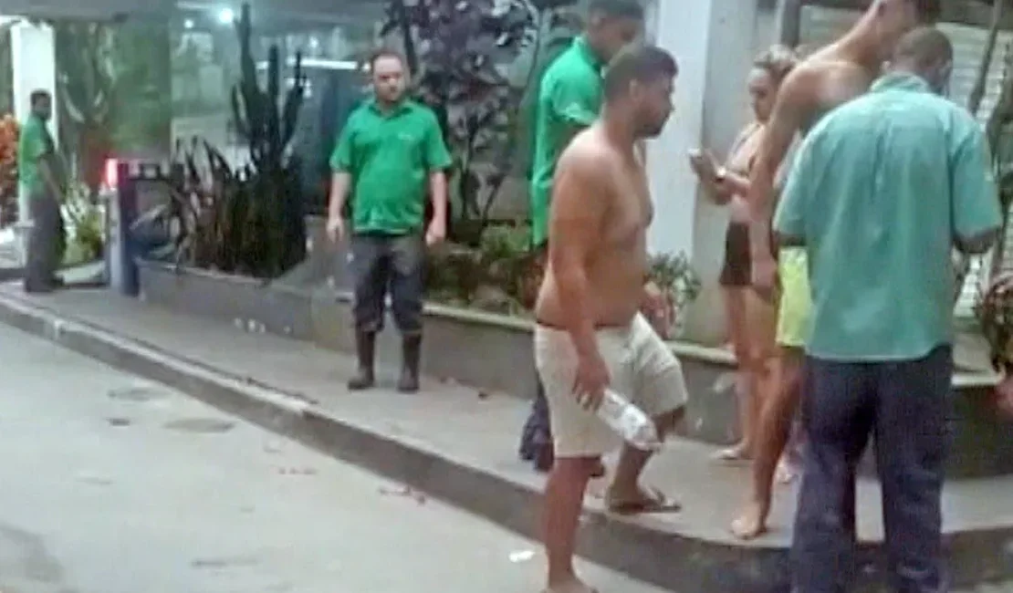 Mulher é filmada ao usar banheiro de posto no Rio, percebe e flagra frentista; homem foi demitido