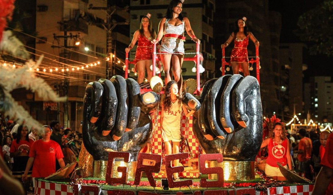 Escolas de samba desfilam no Carnaval de Maceió neste sábado