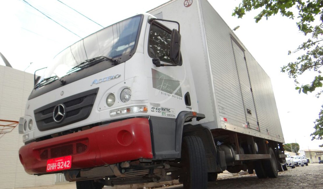10 caixas de uísque avaliadas em R$ 9 mil são roubadas de caminhão de distribuidora 