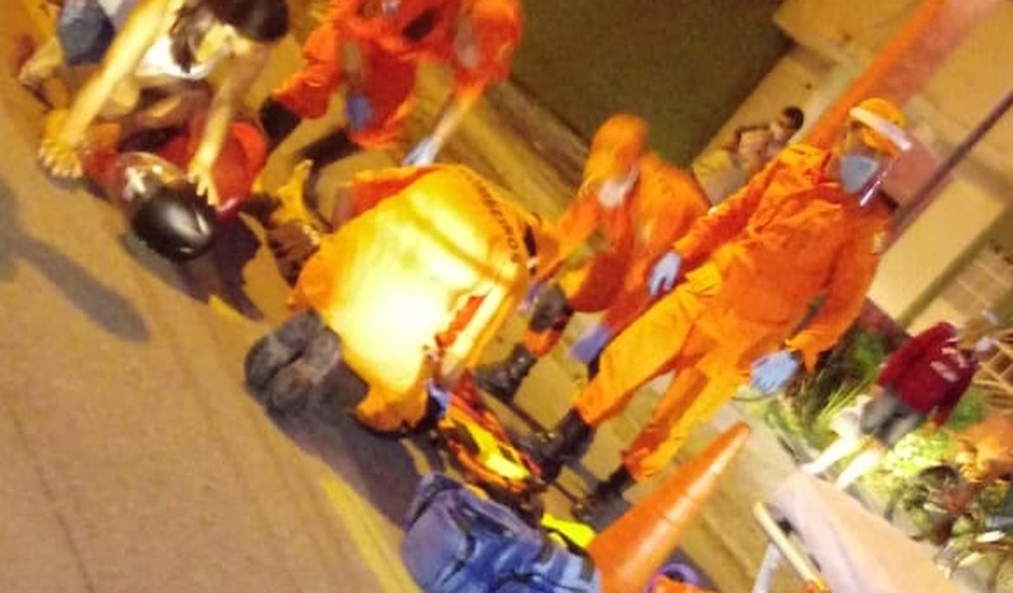 Casal fica ferido após carro colidir contra árvore na BR-104, em Maceió