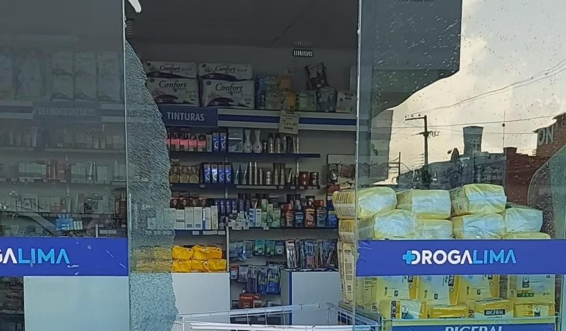 Farmácia tem vidraça quebrada e produtos levados por um casal no Centro de Arapiraca; mulher é localizada e admite autoria do crime