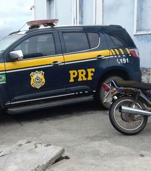 Polícia Rodoviária Federal prende homem guiando moto com queixa de roubo