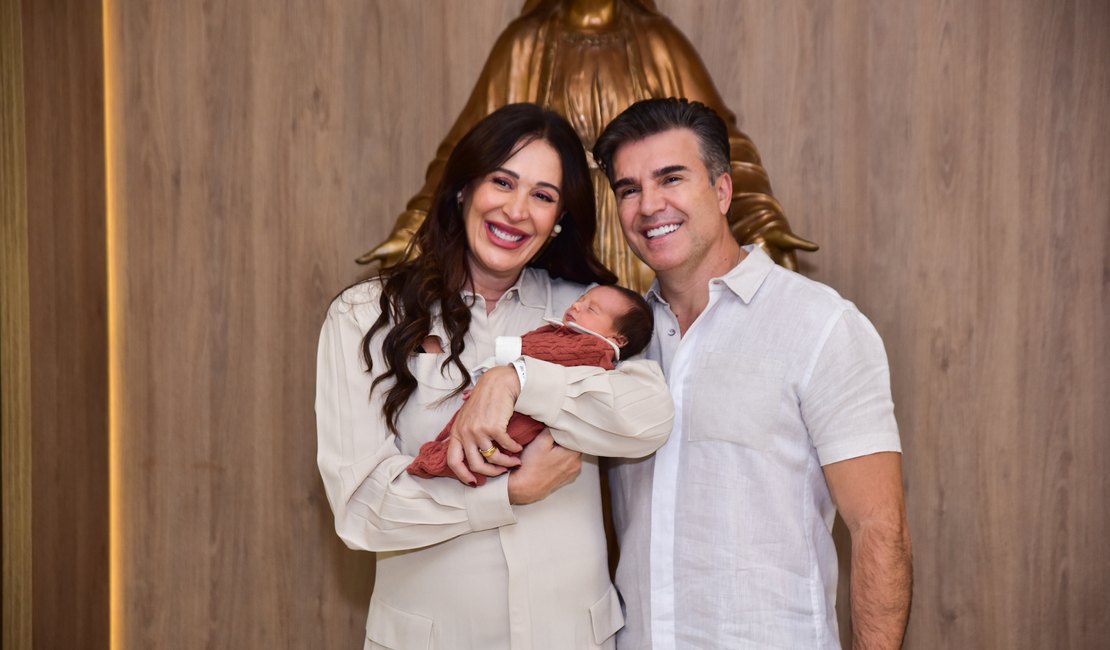 Claudia Raia deixa a maternidade com o filho caçula, Luca, e o marido