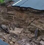 [Vídeo] Por conta das chuvas, cratera é aberta na AL 115 e impede o tráfego de veículos