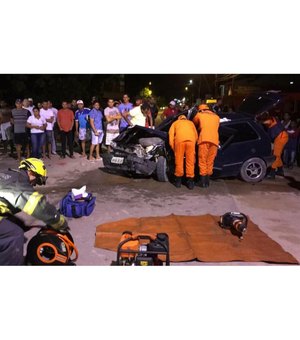 Colisão entre carros deixa vítima presa às ferragens em Maragogi