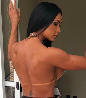 Gracyanne Barbosa posa de topless e calcinha transparente