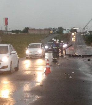 [Vídeo] Postes caem e carro é destruído com desabamento de muro após chuvas em Arapiraca