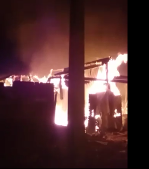 [Vídeo] Incêndio destrói barraco na Vila Emater, em Maceió