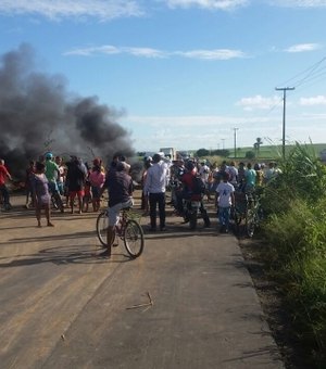 Após morte de jovem, moradores fazem protesto na rodovia AL-110