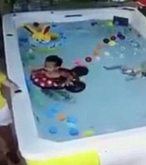 Bebê se afoga enquanto mãe se distrai com celular
