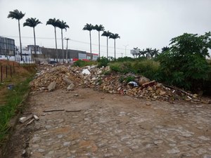 [Vídeo] Dono de terreno interdita rua após prefeitura realizar obra de calçamento em Arapiraca
