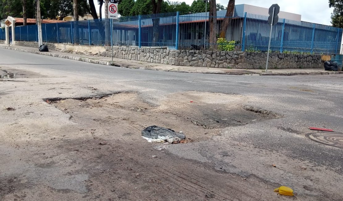 [Vídeo] Buracos afetam trânsito e representam riscos aos condutores em Arapiraca