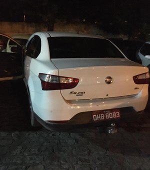 Táxi roubado é encontrado abandonado em via pública do Benedito Bentes
