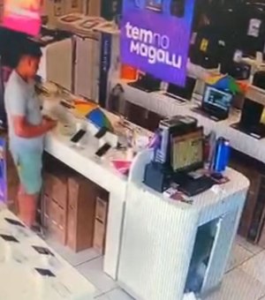 Suposto cliente furta aparelho celular em loja de Delmiro Gouveia