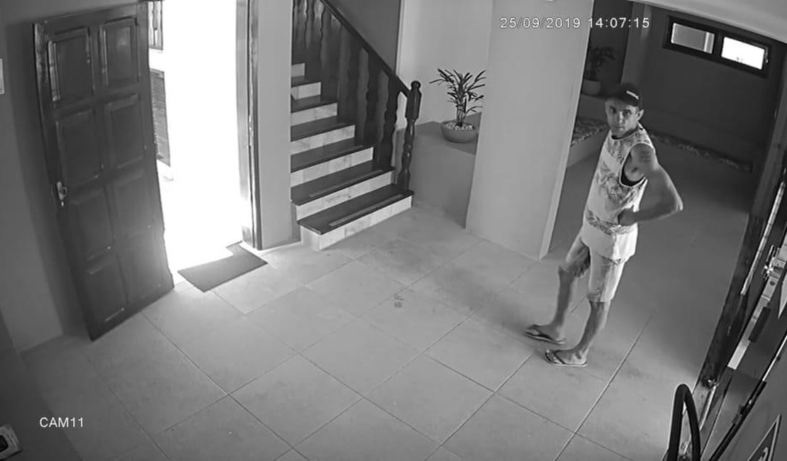  [Vídeo] Homem invade prédio e arromba apartamento