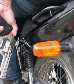 Criminoso armado rende vítima e rouba motocicleta, em Arapiraca