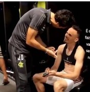 Pablo Marí fica revoltado com vídeo do Flamengo em que aparece nu no vestiário