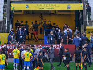 Anvisa invade campo e interrompe Brasil x Argentina para tirar 'ingleses'