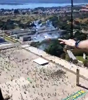 Bolsonaro usa helicóptero para sobrevoar manifestação na Esplanada contra STF e Congresso