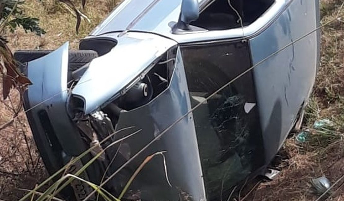 Capotamento deixa duas pessoas feridas em Igreja Nova