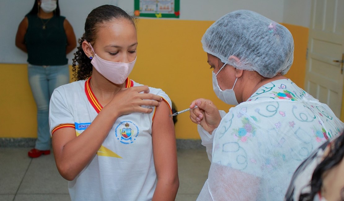 Prefeitura de Penedo leva vacina contra Covid-19 para escolas da zona rural
