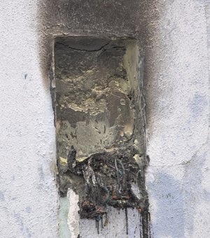 Curto circuito atinge medidor de energia e provoca incêndio em Maceió
