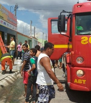 [Vídeo] Incêndio atinge residência e destrói telhado em Arapiraca