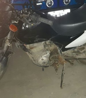 Motocicleta roubada há um mês é encontrada abandonada no Centro
