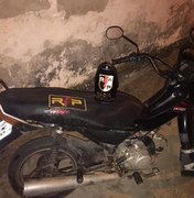 Motocicleta roubada é recuperada pela PM após ser abandonada por criminosos
