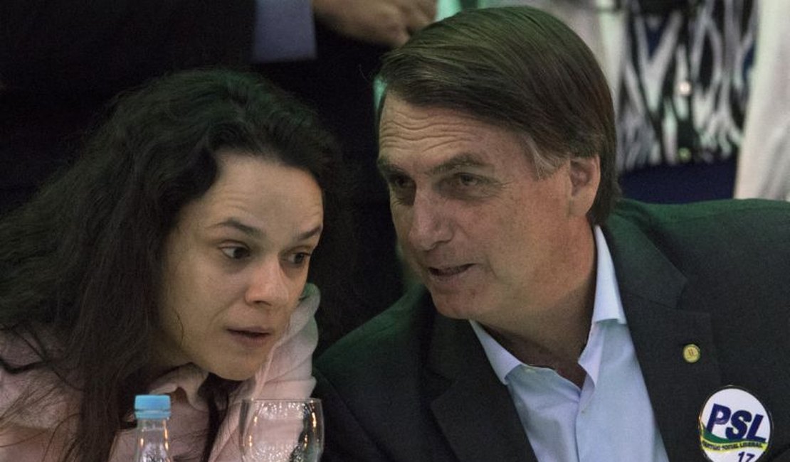Janaína Paschoal pede que Bolsonaro deixe a Presidência: 'crime contra a saúde pública'