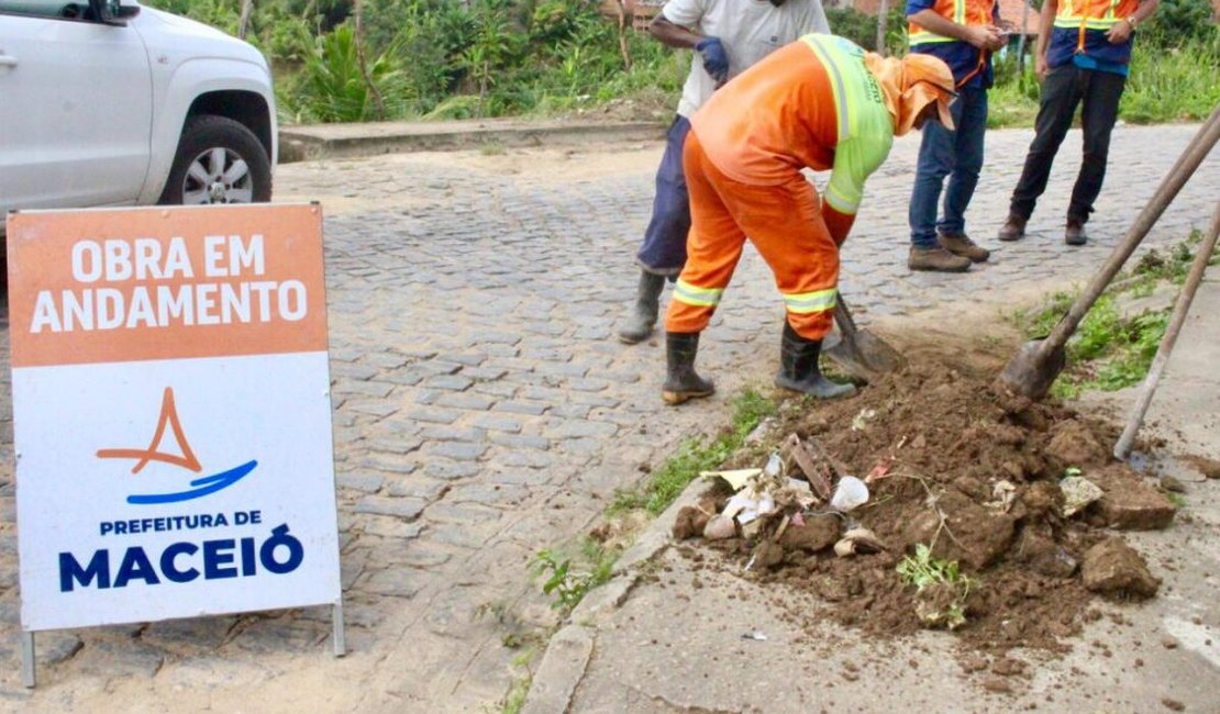 Prefeitura realiza limpeza e desobstrução de bocas de lobo em bairros de Maceió