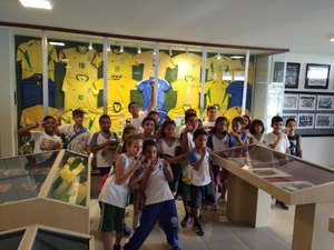 Estudantes da rede pública visitam estádios no Dia do Profissional de Educação Física