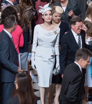 Vestido acinturado e chapéu casquete: a elegância de Angelina Jolie em Londres
