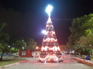 Iluminação natalina decora praça no Benedito Bentes, em Maceió