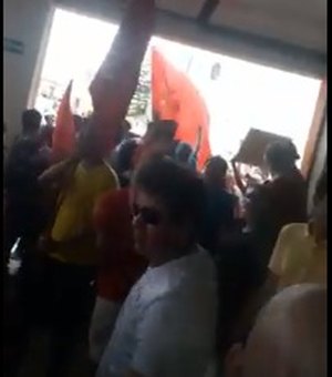 Vídeo: manifestantes contra reformas invadem lojas e mandam funcionários fechá-las 