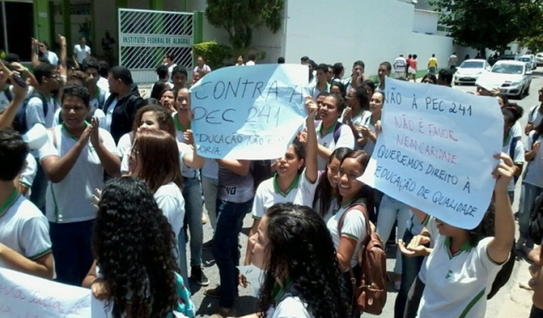 Estudantes do Ifal Campus Maceió protestam contra a PEC 241