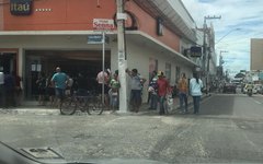 Aglomeração na frente o Itaú fez banco acionar PM para organizar fila