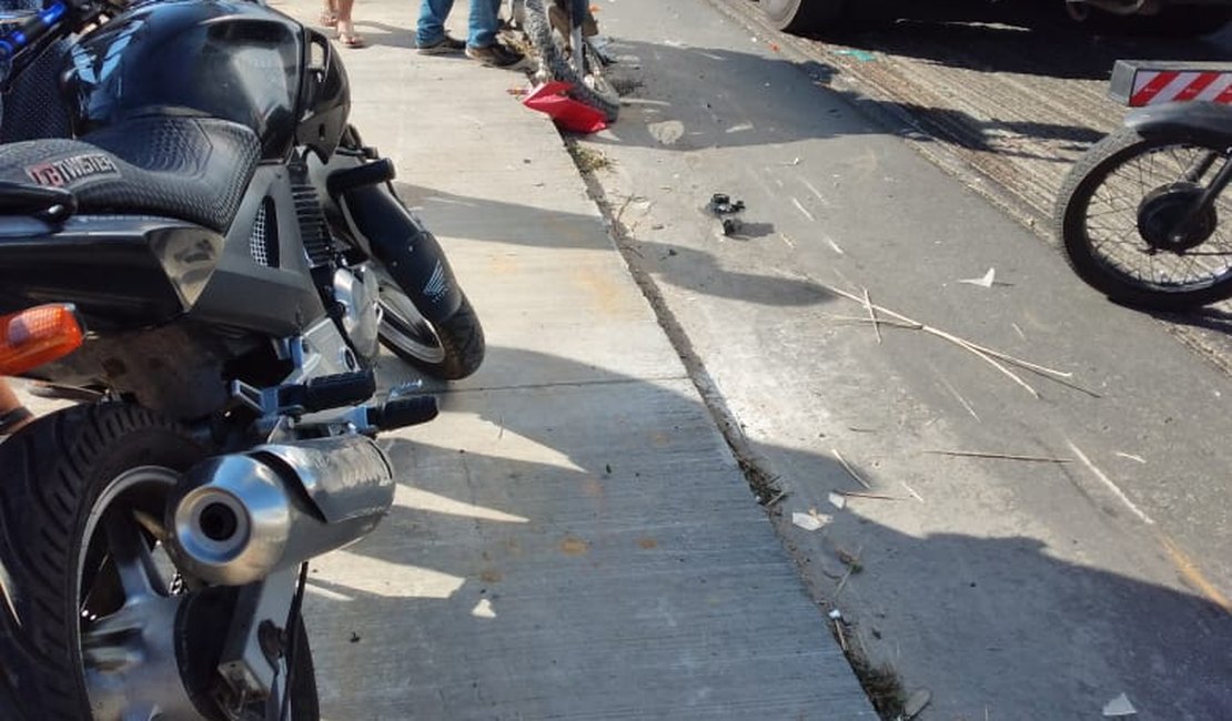 Colisão entre moto e carreta deixa duas vítimas graves próximo ao viaduto da PRF