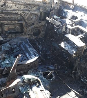 Veículo é destruído em incêndio em Jacarecica