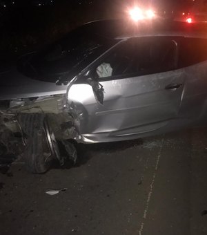 Condutor perde controle do veículo, colide em caminhão e foge após acidente