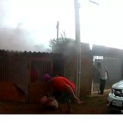 [Vídeo] Homem surta e põe fogo em casa 