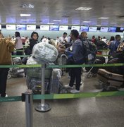 Médicos cubanos deixam o país pelo Aeroporto de Brasília