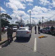 Criança solta a mão da avó e morre atropelada em avenida de Maceió
