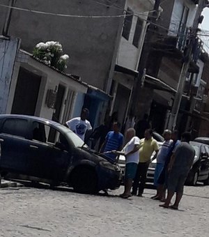 Carro pega fogo em frente a escola no bairro do Jacintinho, em Maceió 