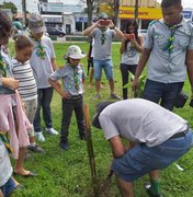 Escoteiros plantam árvores em comemoração ao Dia do Meio Ambiente